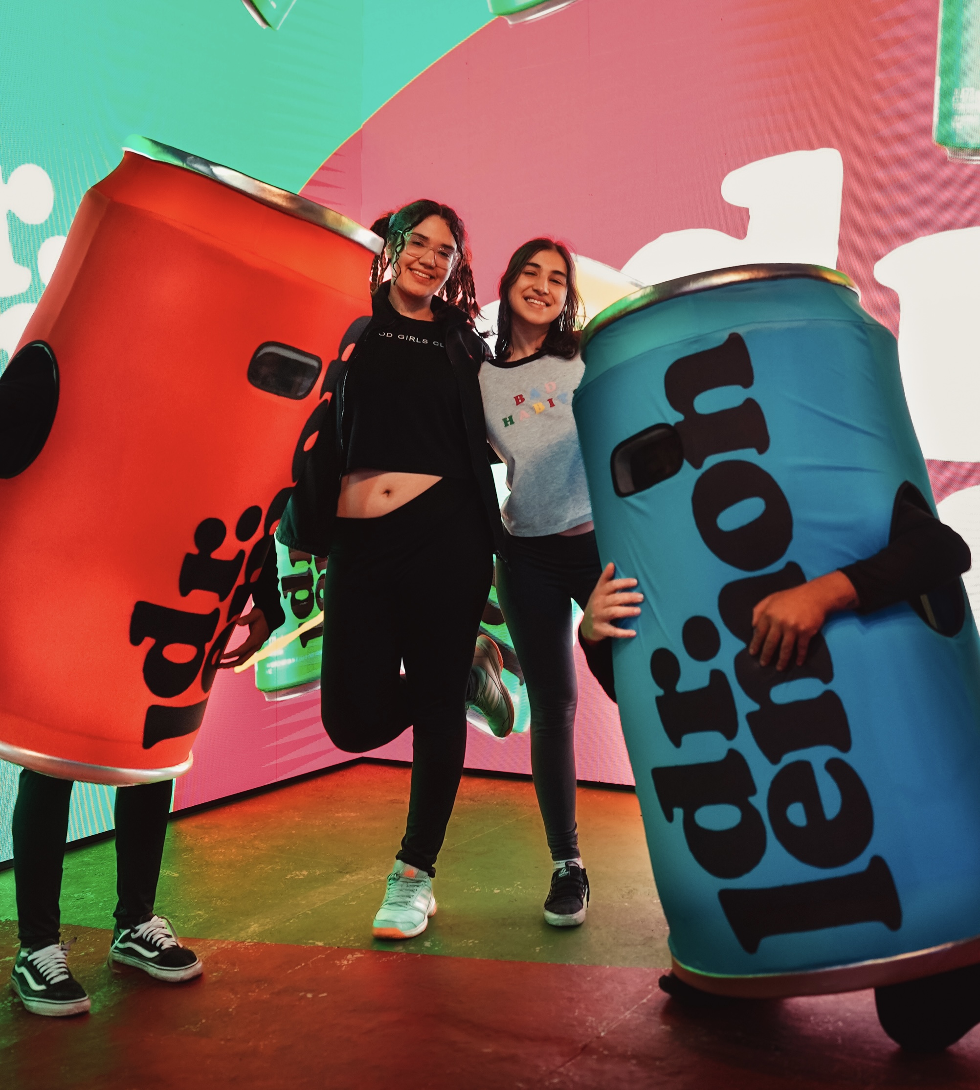 Personas junto a trajes con forma de latas Dr. Lemon en una activación