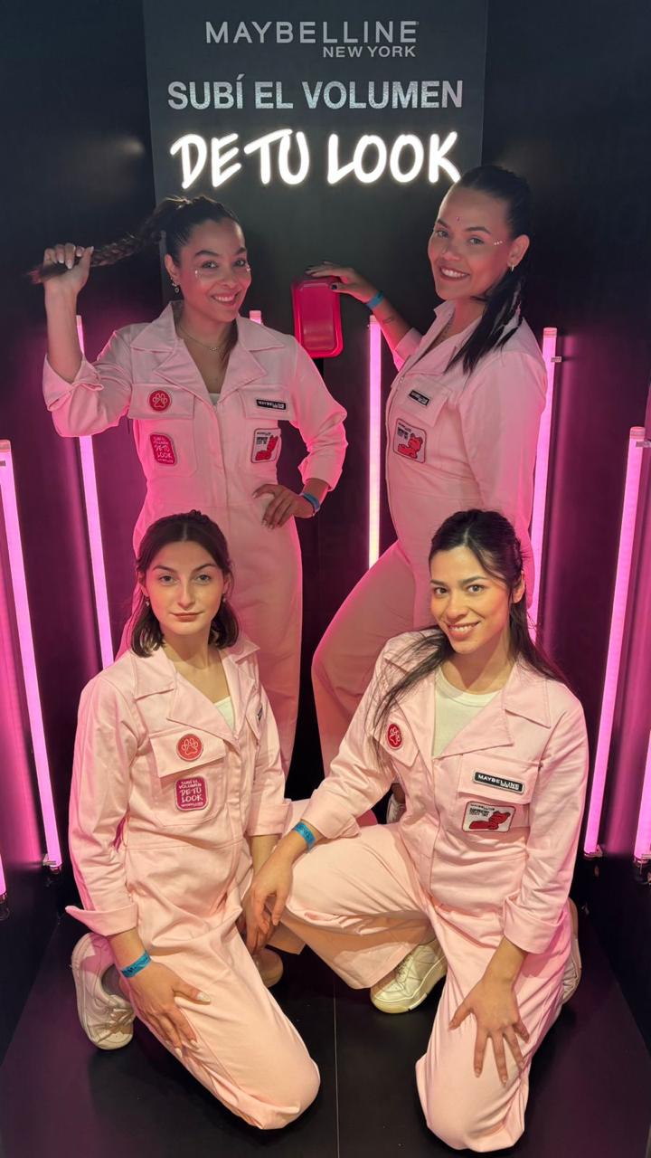 Equipo con indumentaria rosa en una activación de Maybelline