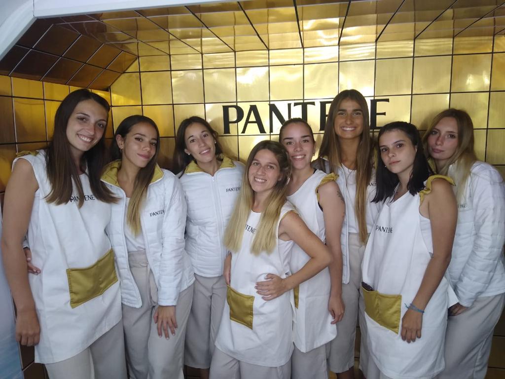 Equipo de Pantene con indumentaria blanca en un evento