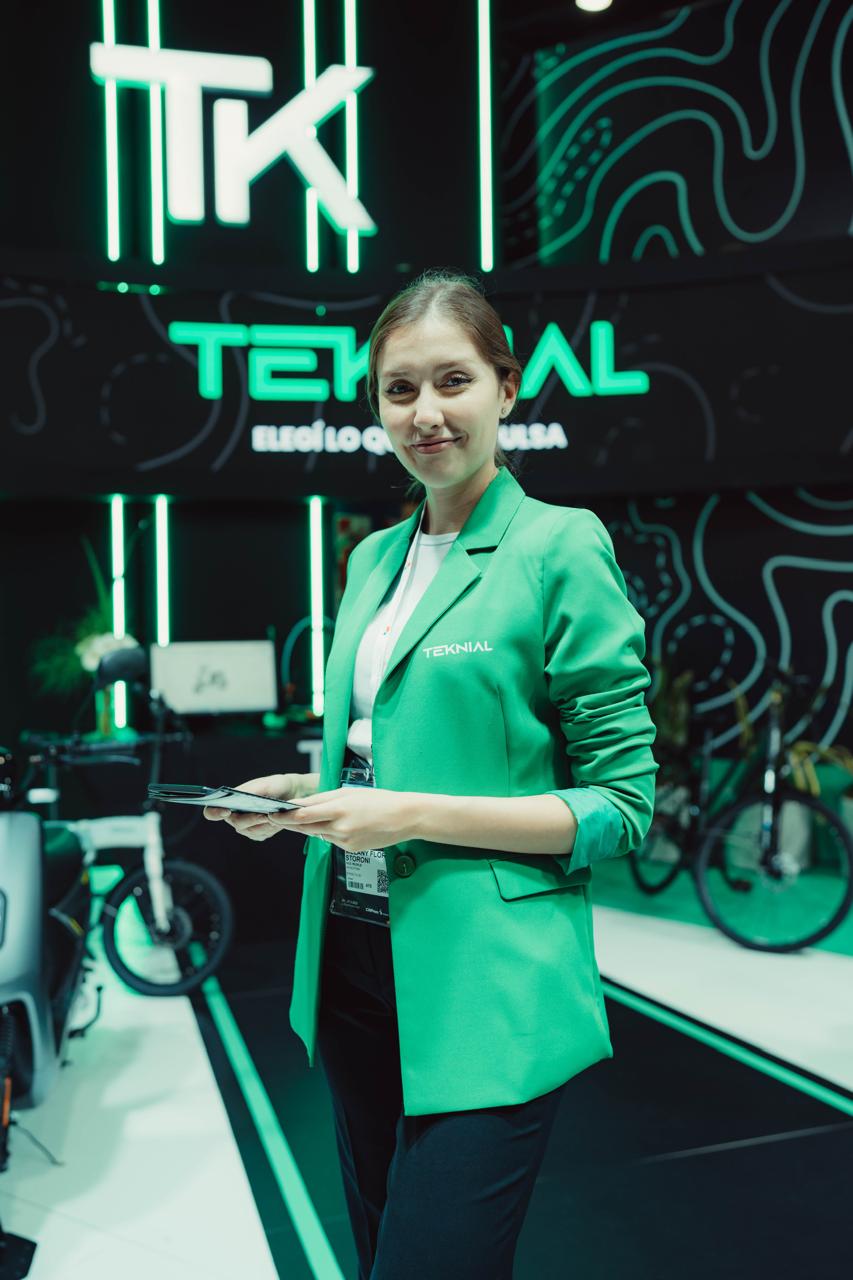 Indumentaria verde para una presentación de Teknial