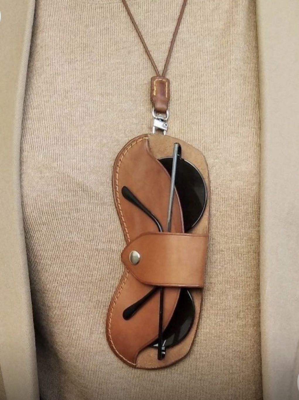 Porta anteojos de cuero para llevar colgado